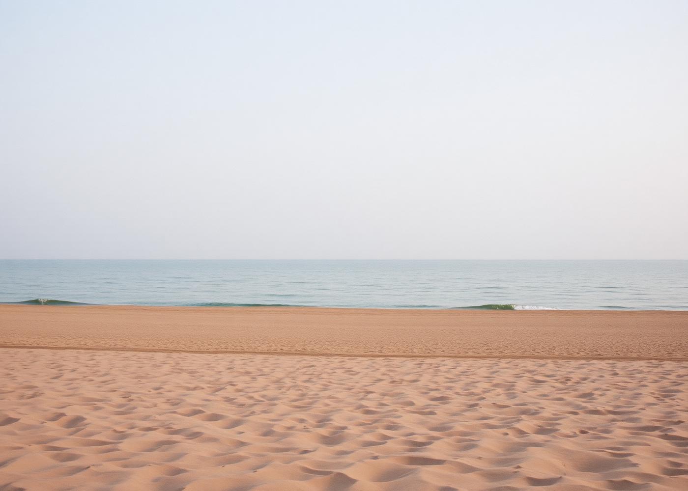 Plajă și mare la primele ore ale dimineții, pe litoralul românesc